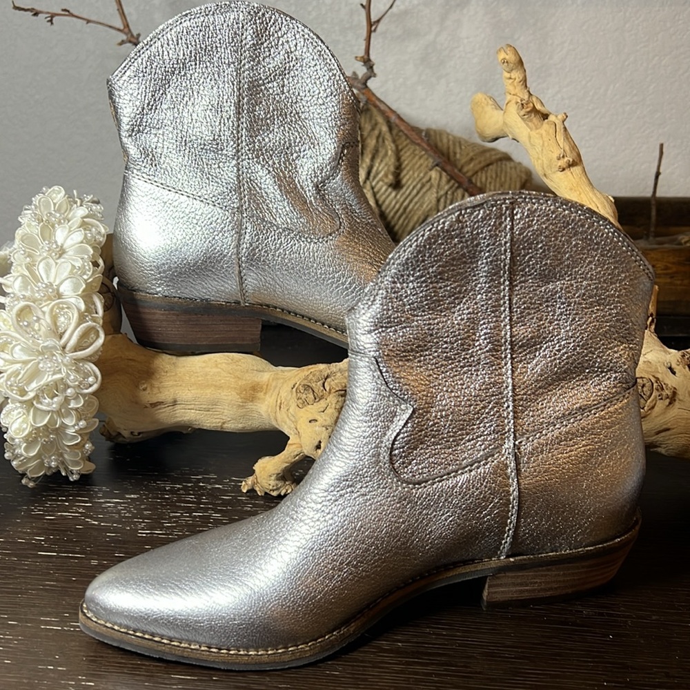 NWOT Nicole silver leather, low, cowboy boots